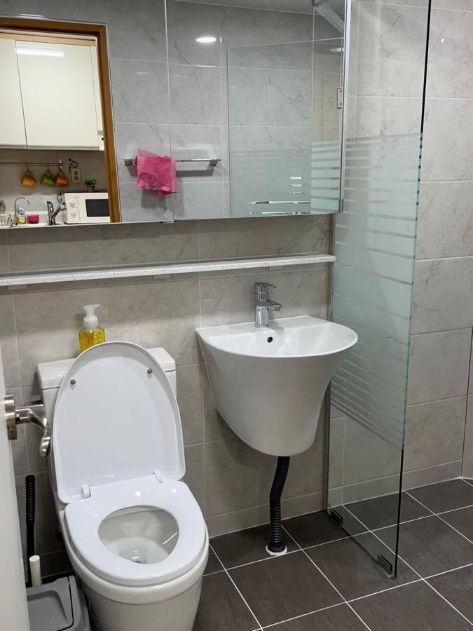 Apartment Hongik Univ Station Exit 1 Seoul