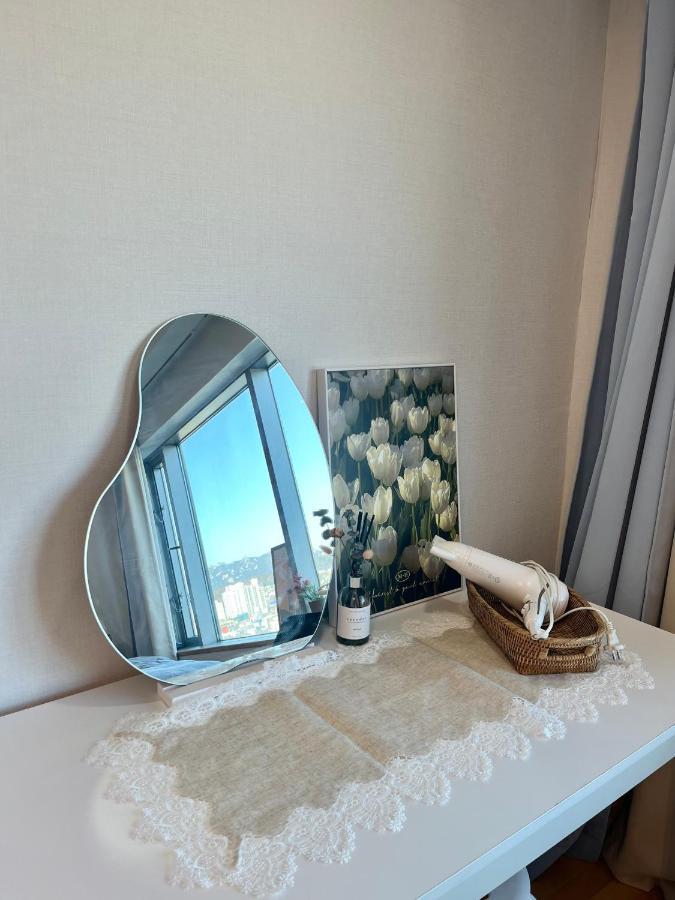 Apartment Hongik Univ Station Exit 1