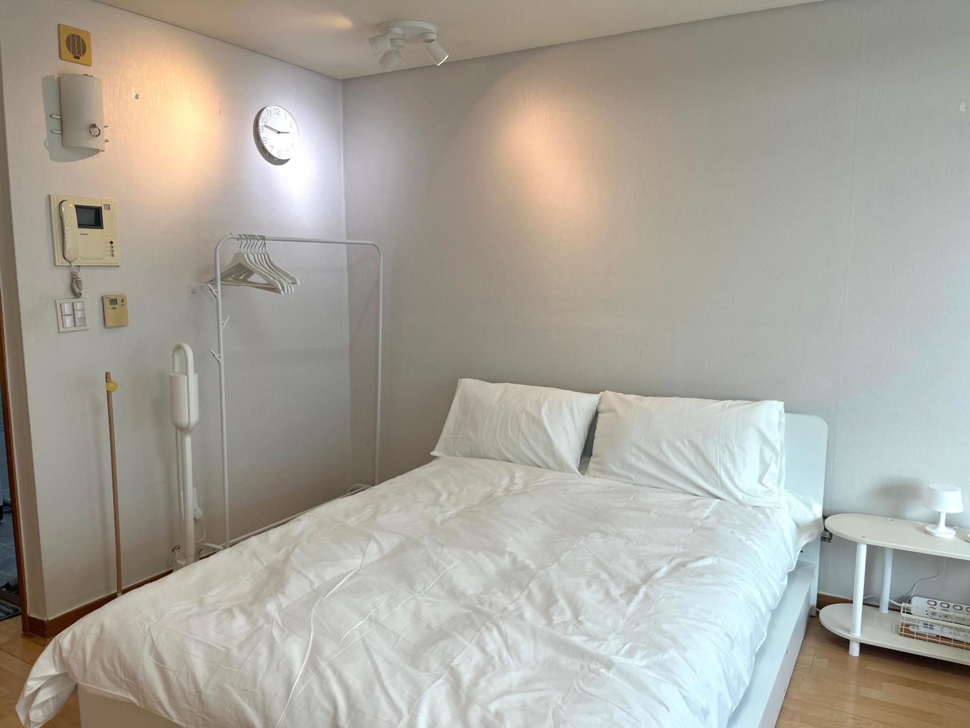 Hongik Univ Station Exit 1 Apartment *