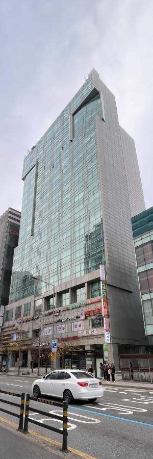Hongik Univ Station Exit 1 公寓 *